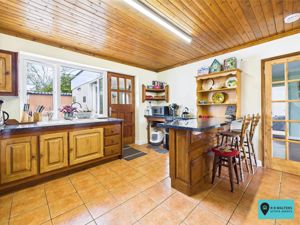 Kitchen/Breakfast Room- click for photo gallery